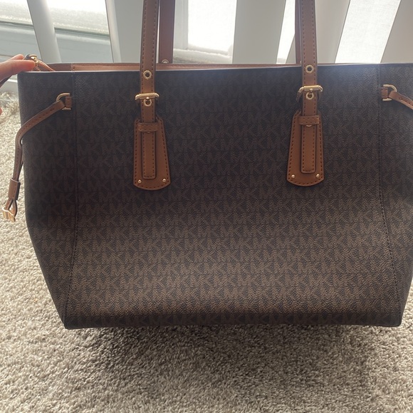 Micheal Kors Purse - Picture 4 of 5